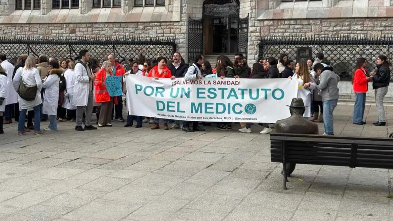 Los m&eacute;dicos leoneses, durante la concentraci&oacute;n de este mi&eacute;rcoles.