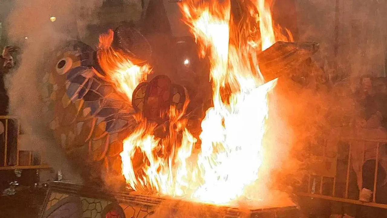 Le&oacute;n puso esta anoche el broche final al Carnaval con la celebraci&oacute;n del tradicional Entierro de la Sardina, un rito festivo que ha vuelto a reunir a cientos de personas en el centro de la capital. El acto culmin&oacute; con la quema de la sardina carnavalesca &mdash;este a&ntilde;o convertida en una vistosa pieza de trencad&iacute;s&mdash; y con la simb&oacute;lica viuda del boquer&oacute;n ardiendo en la hoguera, sellando el paso del desenfreno carnavalero al recogimiento de la Cuaresma. Fotos: Luc&iacute;a Ramajo