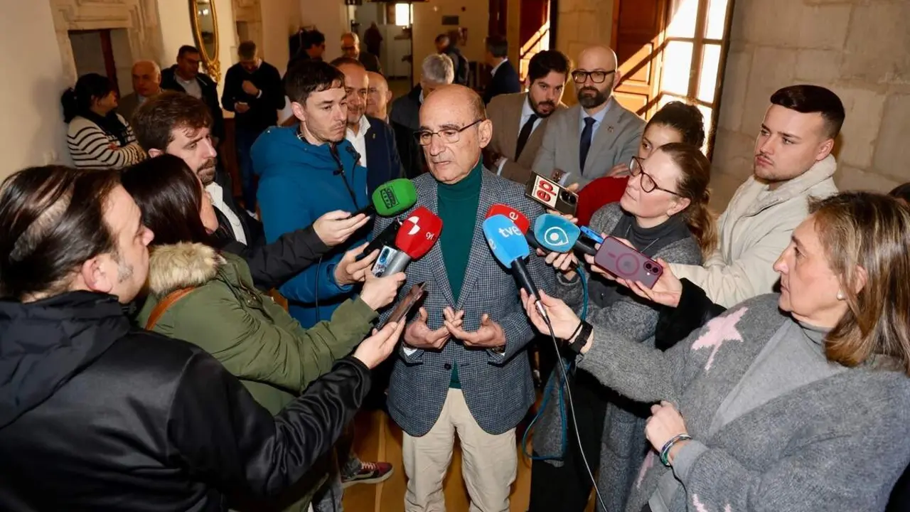 El presidente de la Agrupaci&oacute;n de Municipios Mineros de Castilla y Le&oacute;n, Vicente Mir&oacute;n V&aacute;zquez, atiende a los medios acompa&ntilde;ado de otras autoridades con motivo de la celebraci&oacute;n de la asamblea general ordinaria de Amumi