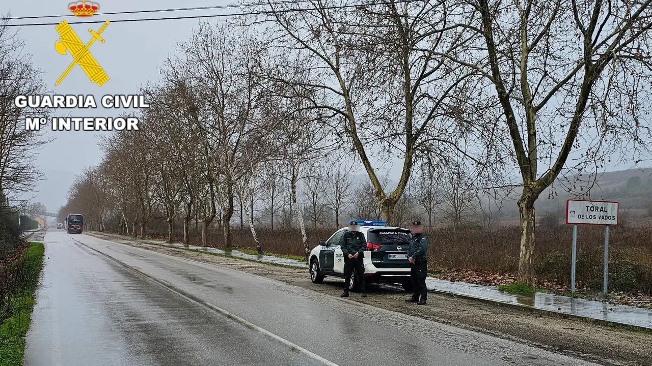 Imagen de una patrulla de la Guardia Civil en la localidad de Toral de los Vados.