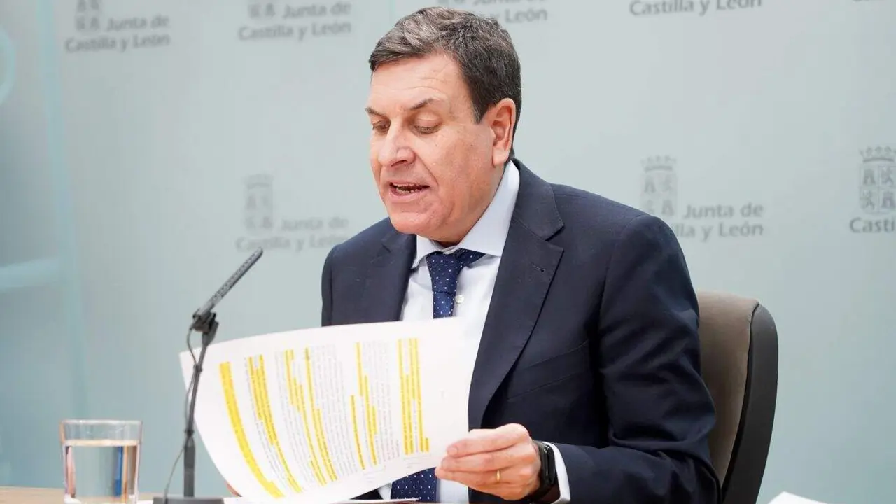 El consejero de Econom&iacute;a y Hacienda y portavoz, Carlos Fern&aacute;ndez Carriedo, comparece en rueda de prensa posterior al Consejo de Gobierno.