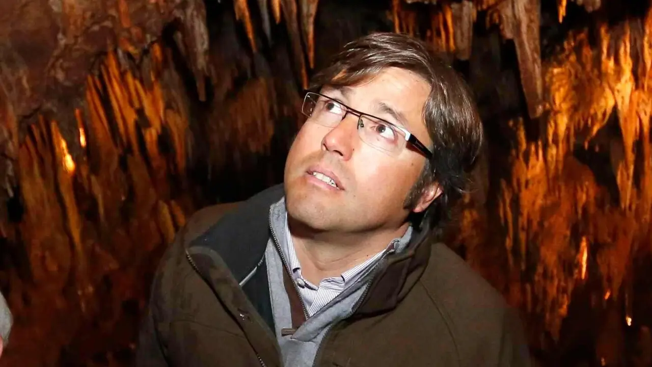 El expresidente de la Diputaci&oacute;n de Le&oacute;n, Emilio Orejas, durante una visita las Cuevas de Valporquero.