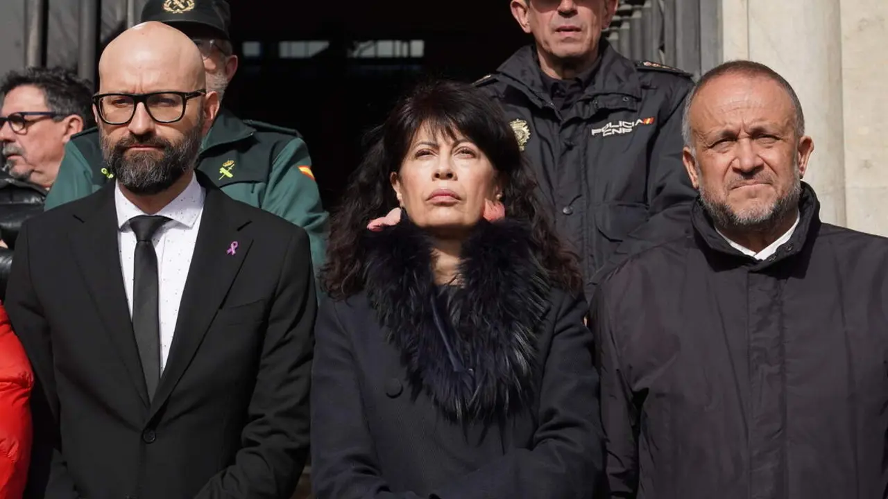 La ministra de Igualdad, Ana Redondo, asiste al minuto de silencio en repulsa por los &uacute;ltimos asesinatos machistas