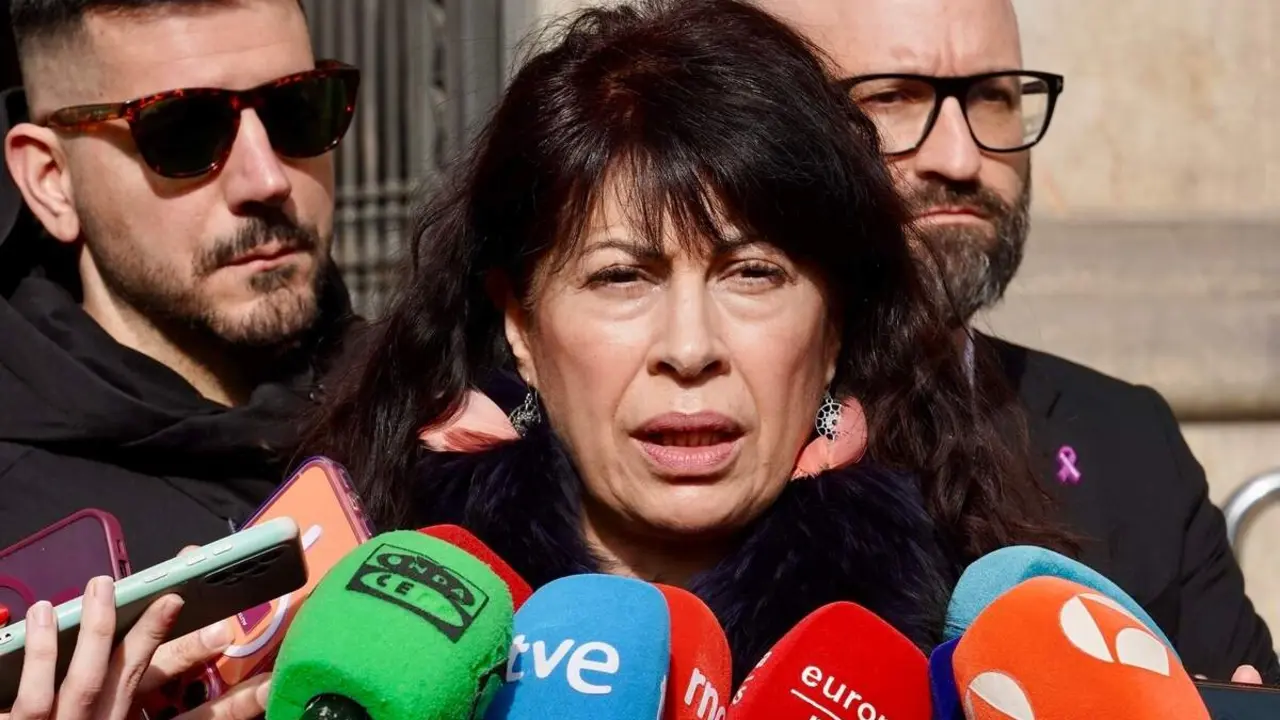 La ministra de Igualdad, Ana Redondo, asiste al minuto de silencio en repulsa por los &uacute;ltimos asesinatos machistas