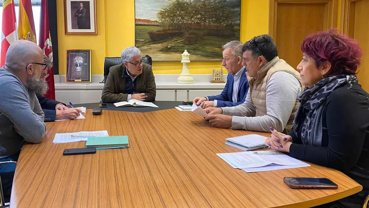 El delegado territorial de la Junta en Le&oacute;n, Eduardo Diego, ha mantenido una reuni&oacute;n de trabajo con representantes del sector ap&iacute;cola de Ucale Coag para abordar distintos asuntos que afectan a la apicultura en la provincia leonesa.