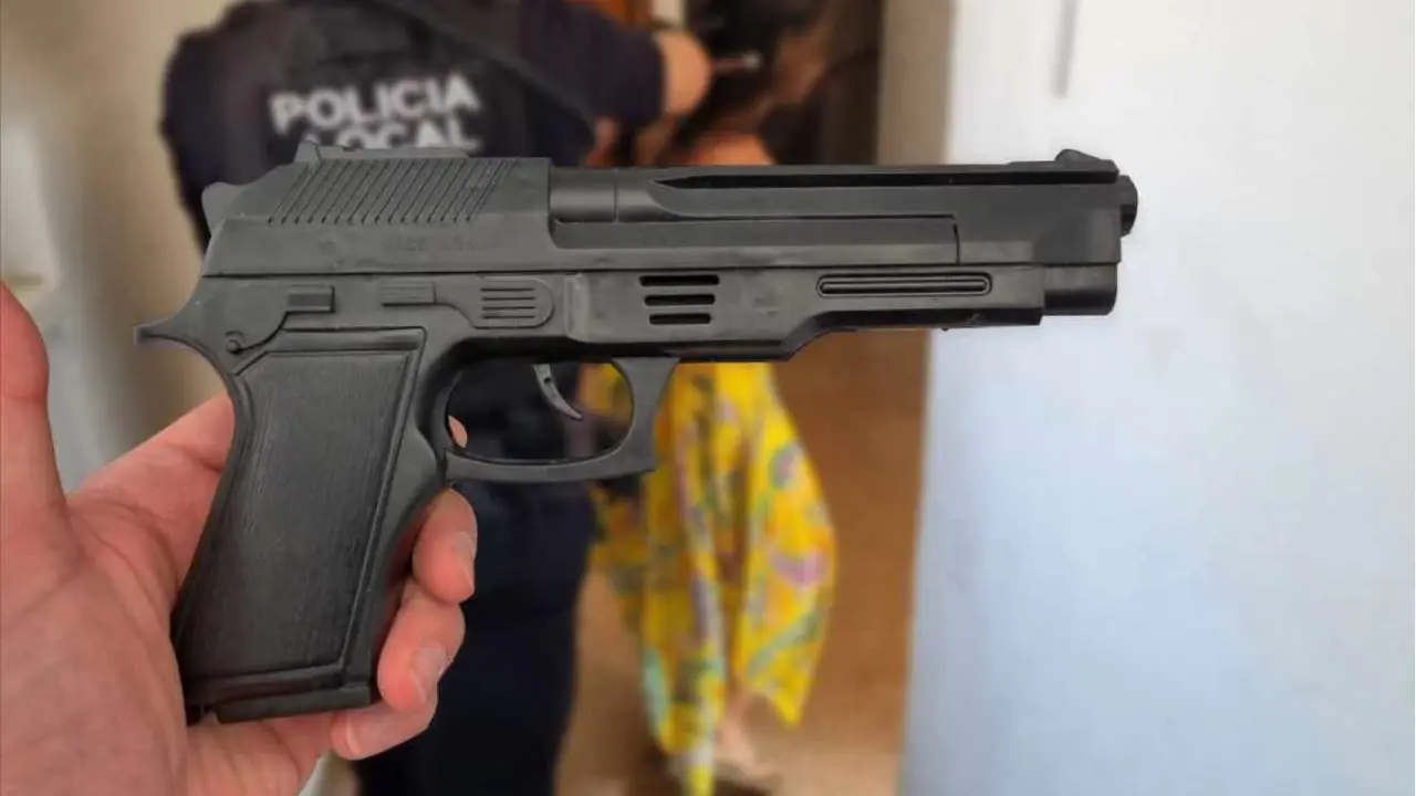 pistolar arma policia local