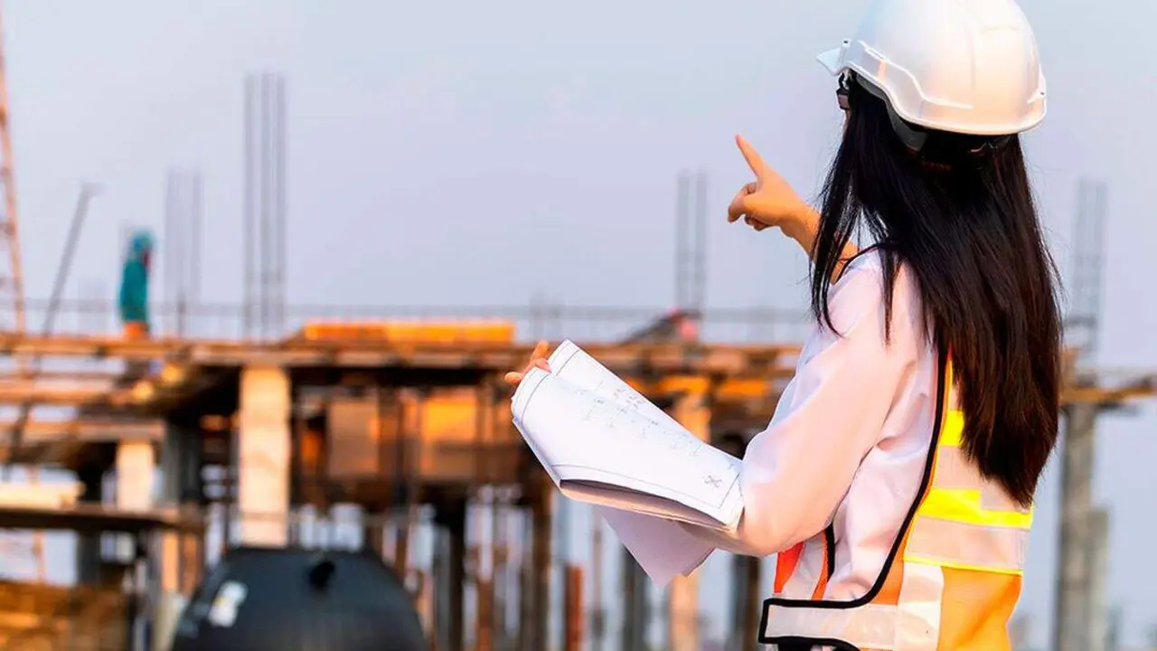 mujer en la construccion