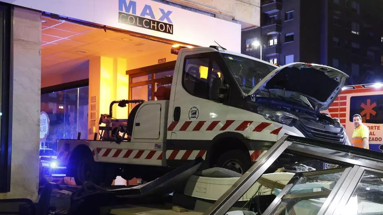 Imagen del veh&iacute;culo tras atravesar el establecimiento comercial y arrollando al funcionario leon&eacute;s.