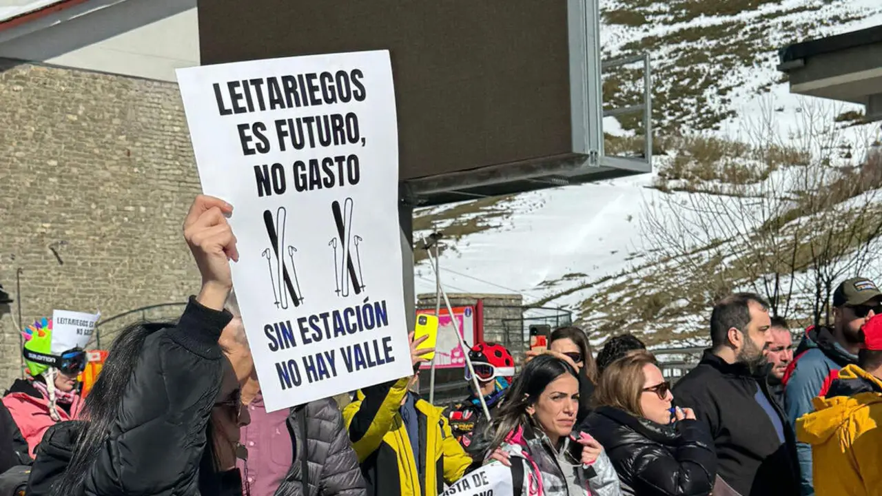 Vecinos y comerciantes de Laciana (Le&oacute;n) protagonizan una cacerolada para exigir mejoras en la estaci&oacute;n de esqu&iacute; de Leitariegos