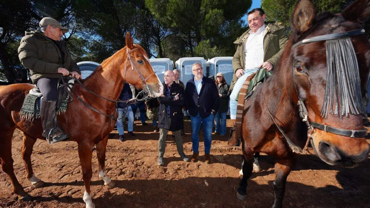 El candidato de Vox a la Presidencia de la Junta, Carlos Poll&aacute;n, asiste junto al jefe de la delegaci&oacute;n del partido en Bruselas Jorge Buxad&eacute;, a la celebraci&oacute;n del Campeonato de Espa&ntilde;a de Galgos en Nava del Rey.