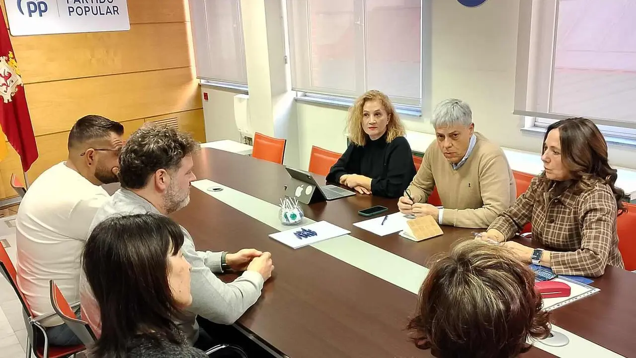 Un instante del encuentro mantenido entre representantes del PP y las Ampas.