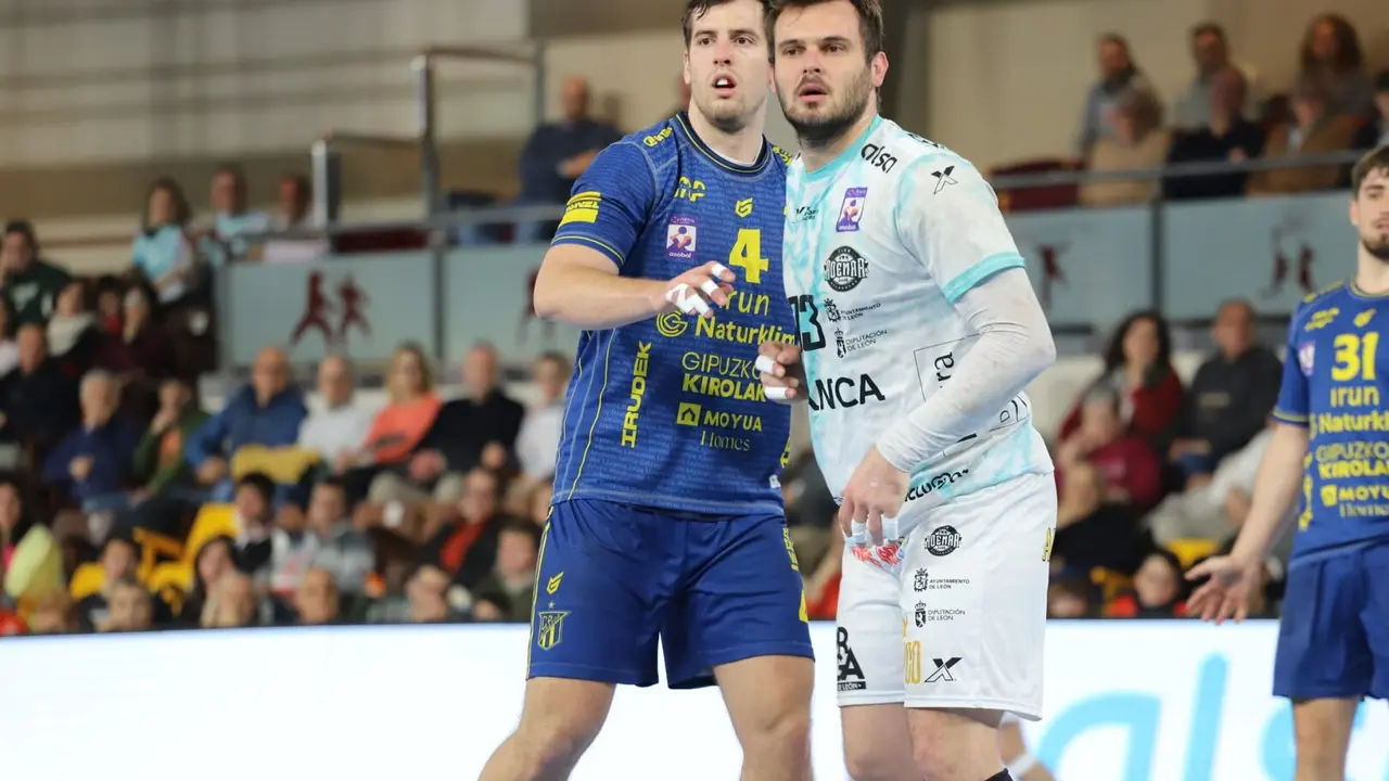 El Ademar busca sumar una victoria en un encuentro con Luis Puertas en el banquillo. Foto: Isaac Llamazares