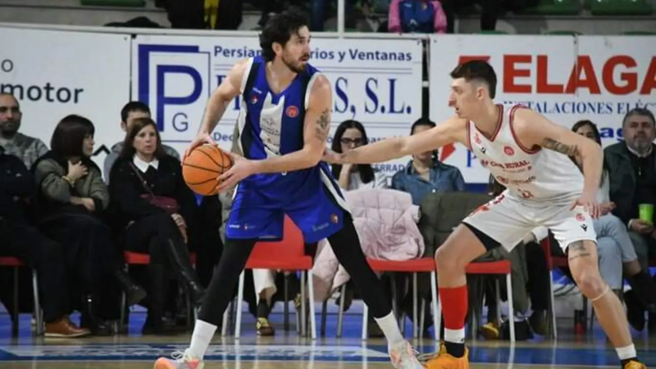 Hayes y Van der Heijden, en un lance del partido.