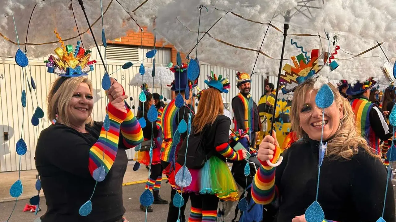 Las calles de Astorga se transformaron este s&aacute;bado en un escenario colectivo para acoger el Gran Desfile de Pi&ntilde;ata, eje central de los carnavales. Cerca de tres mil participantes, integrados en 53 grupos y 25 carrozas, dieron forma a un pasacalles que evidenci&oacute; la fortaleza de una tradici&oacute;n profundamente arraigada y respaldada tanto por los vecinos como por numerosos visitantes.