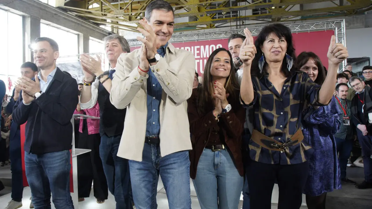 El presidente del Gobierno, Pedro S&aacute;nchez, y el candidato Partido Socialista a la Presidencia de la Junta de Castilla y Le&oacute;n, Carlos Mart&iacute;nez, intervienen en un acto p&uacute;blico del partido junto a la candidata por Le&oacute;n, Nuria Rubio, y el secretario provincial del PSOE, Javier Alfonso Cend&oacute;n