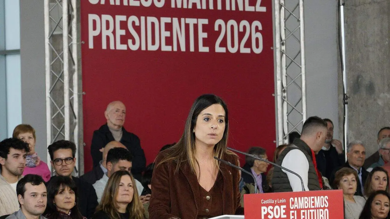 El presidente del Gobierno, Pedro S&aacute;nchez, y el candidato Partido Socialista a la Presidencia de la Junta de Castilla y Le&oacute;n, Carlos Mart&iacute;nez, intervienen en un acto p&uacute;blico del partido junto a la candidata por Le&oacute;n, Nuria Rubio, y el secretario provincial del PSOE, Javier Alfonso Cend&oacute;n. Foto: C&eacute;sar S&aacute;nchez.