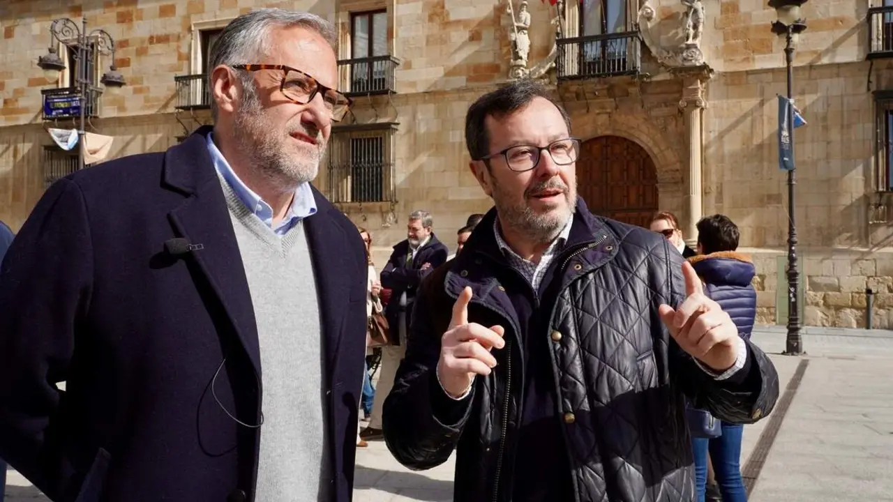 El portavoz nacional de Vox, Jos&eacute; Antonio F&uacute;ster, y el candidato a la Presidencia de la Junta de Castilla y Le&oacute;n, Carlos Poll&aacute;n, atienen a los medios tras reunirse con la Asociaci&oacute;n de Amigos del Patrimonio Cultural de Le&oacute;n, Promonumenta