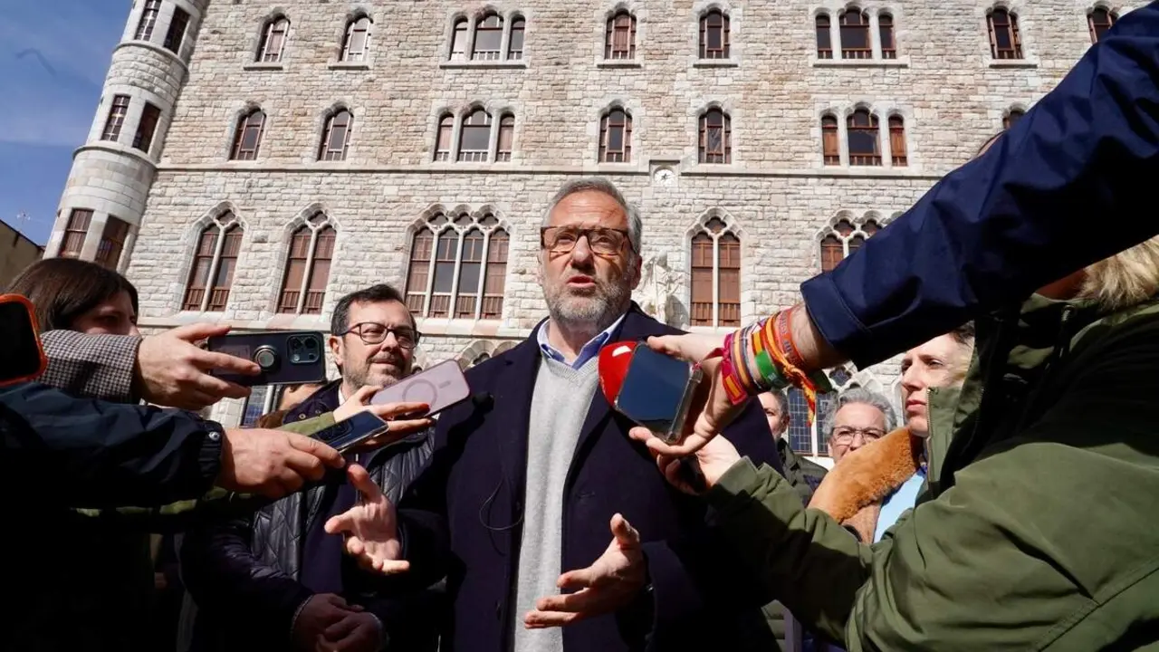 El portavoz nacional de Vox, Jos&eacute; Antonio F&uacute;ster, y el candidato a la Presidencia de la Junta de Castilla y Le&oacute;n, Carlos Poll&aacute;n, atienen a los medios tras reunirse con la Asociaci&oacute;n de Amigos del Patrimonio Cultural de Le&oacute;n, Promonumenta