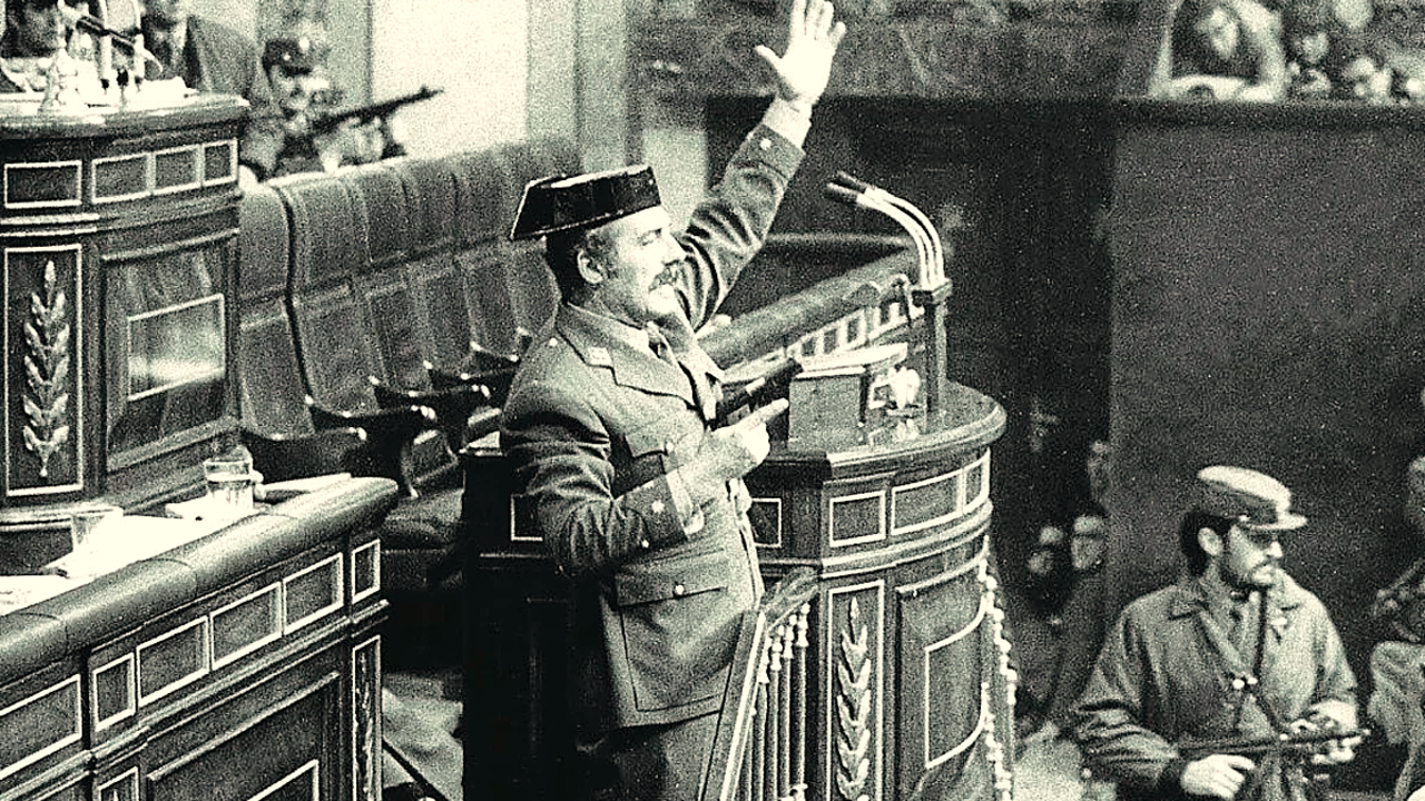 Gonzalo D&iacute;az (abajo a la derecha con su metralleta), uno de los guardias que irrumpi&oacute; en el Congreso, relata en el libro 'Testimonio de un golpista' su papel armado junto a Tejero en el intento de golpe de estado hace 45 a&ntilde;os.