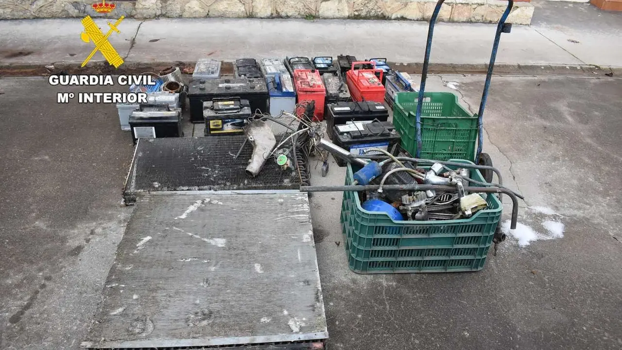 Imagen de los efectos recuperados por la Guardia Civil.