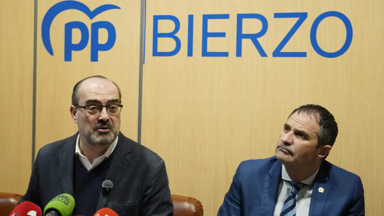 El coordinador en Ponferrada de Partido Popular en Le&oacute;n, Marco Morala (I), junto al candidato a las Cortes, Neftal&iacute; Fern&aacute;ndez (D), durante su comparecencia para valorar la presencia el domingo del presidente del Gobierno, Pedro S&aacute;nchez, en Ponferrada