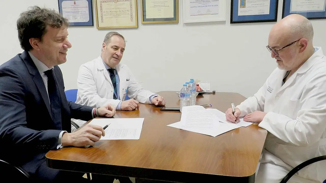Un instante de la firma del acuerdo de renovaci&oacute;n del doctor Valle Folgueral con San Juan de Dios.