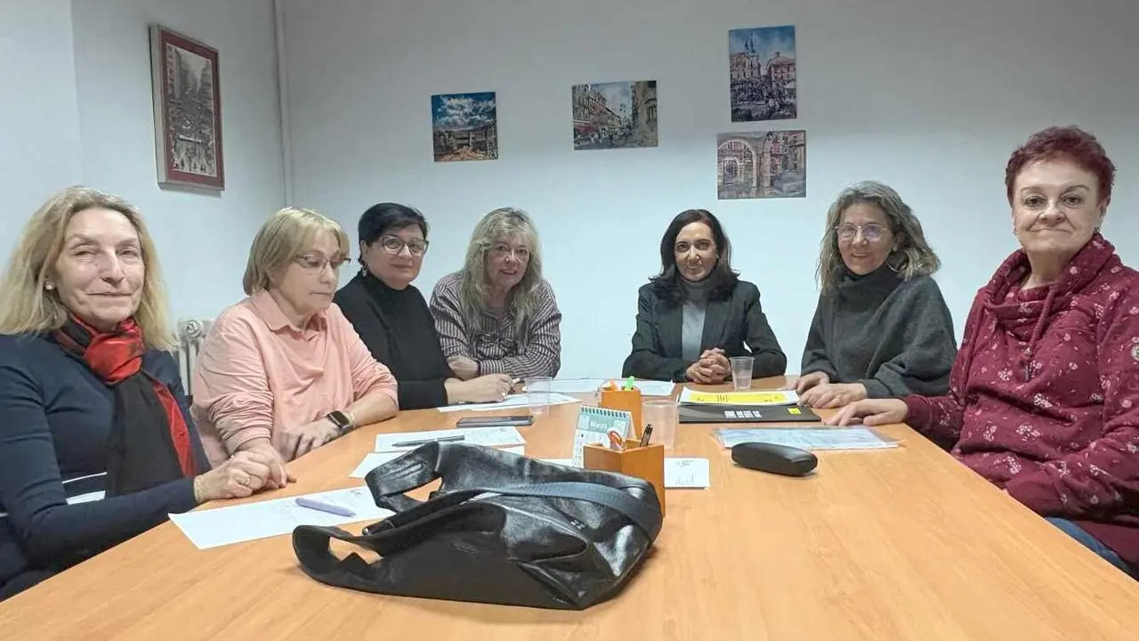 Alicia Gallego, durante el encuentro con representantes de Amnist&iacute;a Internacional.