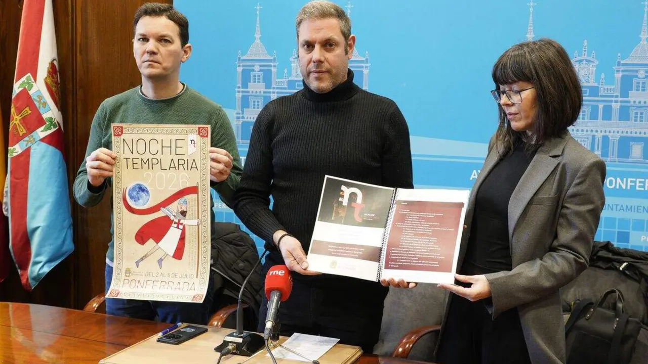 El concejal de Turismo del Ayuntamiento de Ponferrada, Iv&aacute;n Alonso (C), durante la presentaci&oacute;n de La Noche Templaria. Foto: C&eacute;sar S&aacute;nchez.