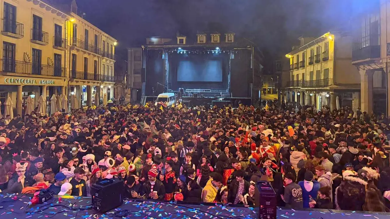Imagen de la plaza de Astorga repleta de p&uacute;blico durante el Carnaval