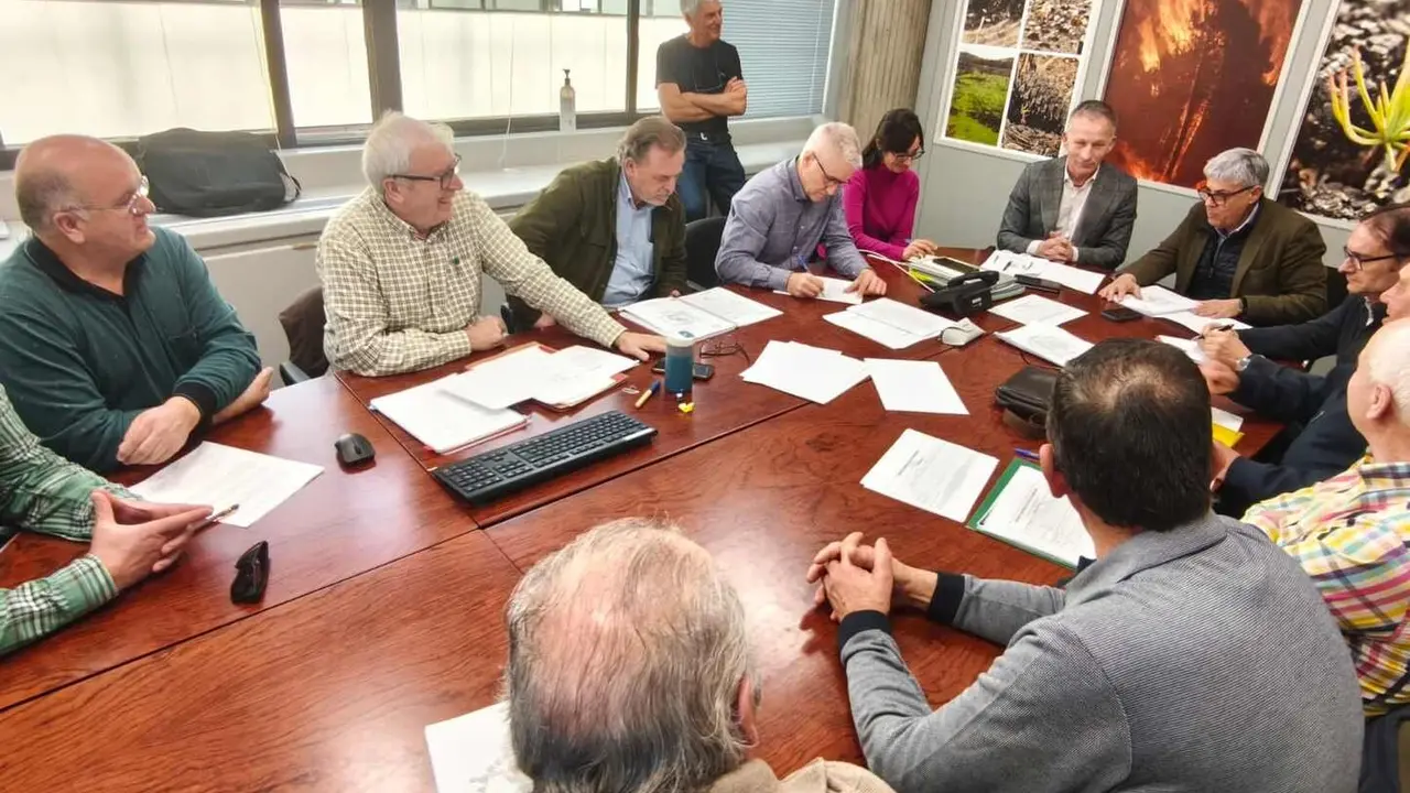 El delegado territorial de la Junta en Le&oacute;n, Eduardo Diego, ha presidido hoy las tres reuniones de las Juntas Consultivas de las Reservas Regionales de Caza de la provincia (Ria&ntilde;o, Ancares y Mampodre) en las que se han aprobado un total de 587 permisos de caza para la temporada 2026-27.