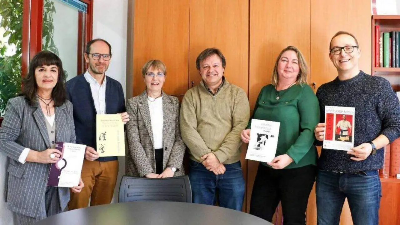 De izquierda a derecha: Ana Isabel Blanco Garc&iacute;a, directora de Cuestiones de g&eacute;nero: de la igualdad y la diferencia, &Oacute;scar Fern&aacute;ndez &Aacute;lvarez, director de Sinolog&iacute;a Hisp&aacute;nica. China Studies Review, Mar Garc&iacute;a Casado, responsable de la biblioteca de la Facultad de Ciencias Econ&oacute;micas y Empresariales y asesora editorial de las revistas de la ULE, Jos&eacute; Manuel Trabado Cabado, director del Servicio de Publicaciones de la ULE, Imelda Mart&iacute;n Junquera, directora de Estudios Human&iacute;sticos. Filolog&iacute;a, y Carlos Guti&eacute;rrez Garc&iacute;a, director de la Revista de Artes Marciales Asi&aacute;ticas (RAMA).