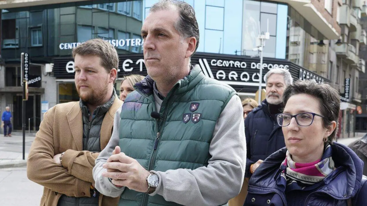 El portavoz nacional de Seguridad de Vox, Samuel V&aacute;zquez (C), junto a los candidatos por la provincia de Le&oacute;n, Laura Dorreis (D), y Miguel Su&aacute;rez (I), durante la atenci&oacute;n a los medios de comunicaci&oacute;n, despu&eacute;s de mantener una reuni&oacute;n con los representantes sindicales de la Polic&iacute;a Nacional en Ponferrada