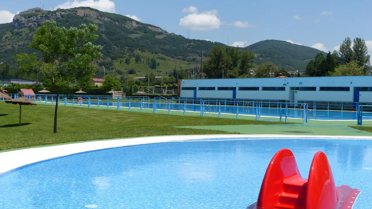 UPL La Robla exige la eliminaci&oacute;n urgente de barreras arquitect&oacute;nicas en la piscina municipal para garantizar la accesibilidad universal.