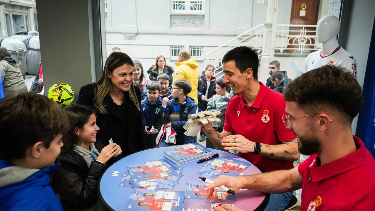 Edgar Badia e Iv&aacute;n Calero inauguran el Estadio Movistar LALIGA en Le&oacute;n.