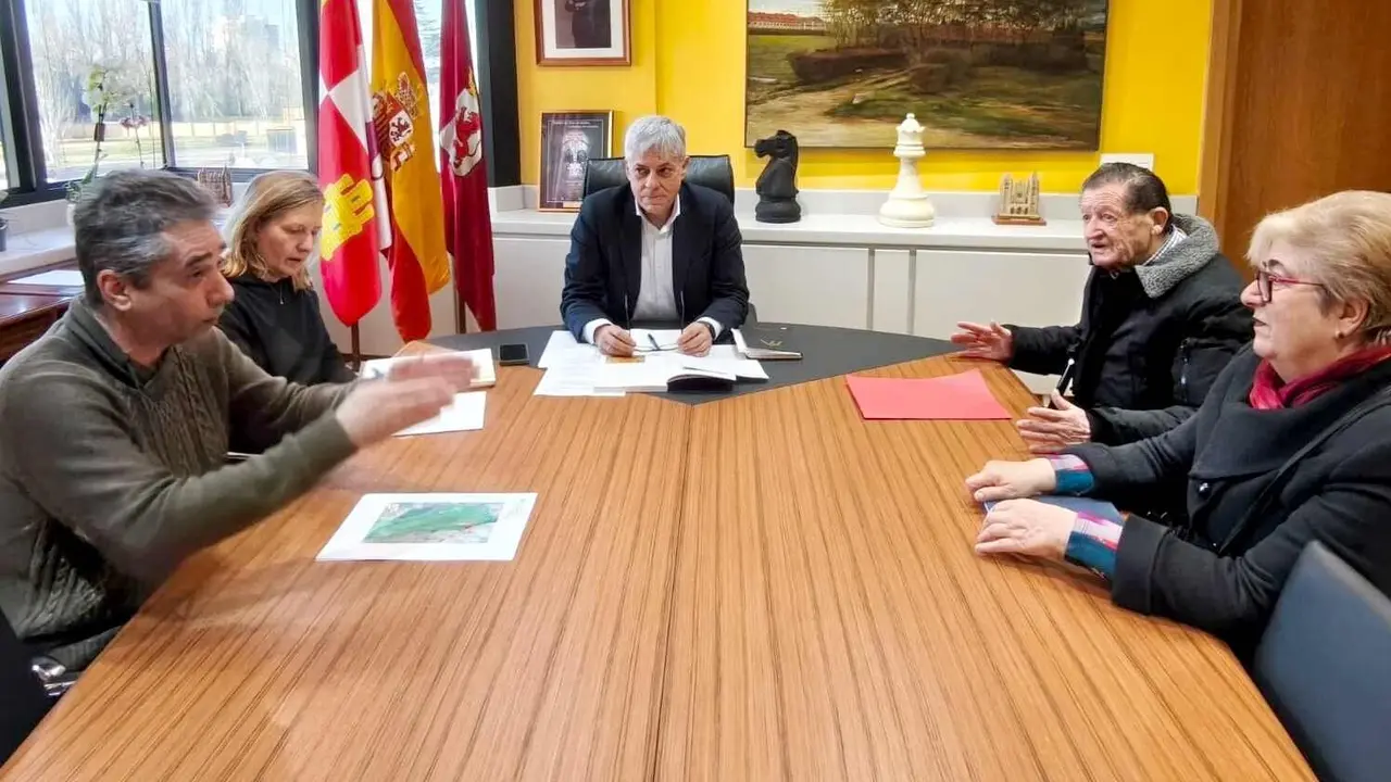 Un instante del encuentro mantenido por representantes de la Junta Vecinal de Oteruelo y el delegado de la Junta.