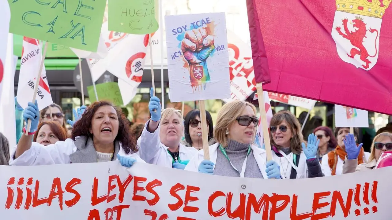 Las T&eacute;cnicas en Cuidados Auxiliares de Enfermer&iacute;a (TCAE) de toda Castilla y Le&oacute;n celebran una concentraci&oacute;n reivindicativa, para exigir su clasificaci&oacute;n profesional en el Grupo C1, una demanda "hist&oacute;rica que consideran justa y necesaria". Foto: Leticia P&eacute;rez.