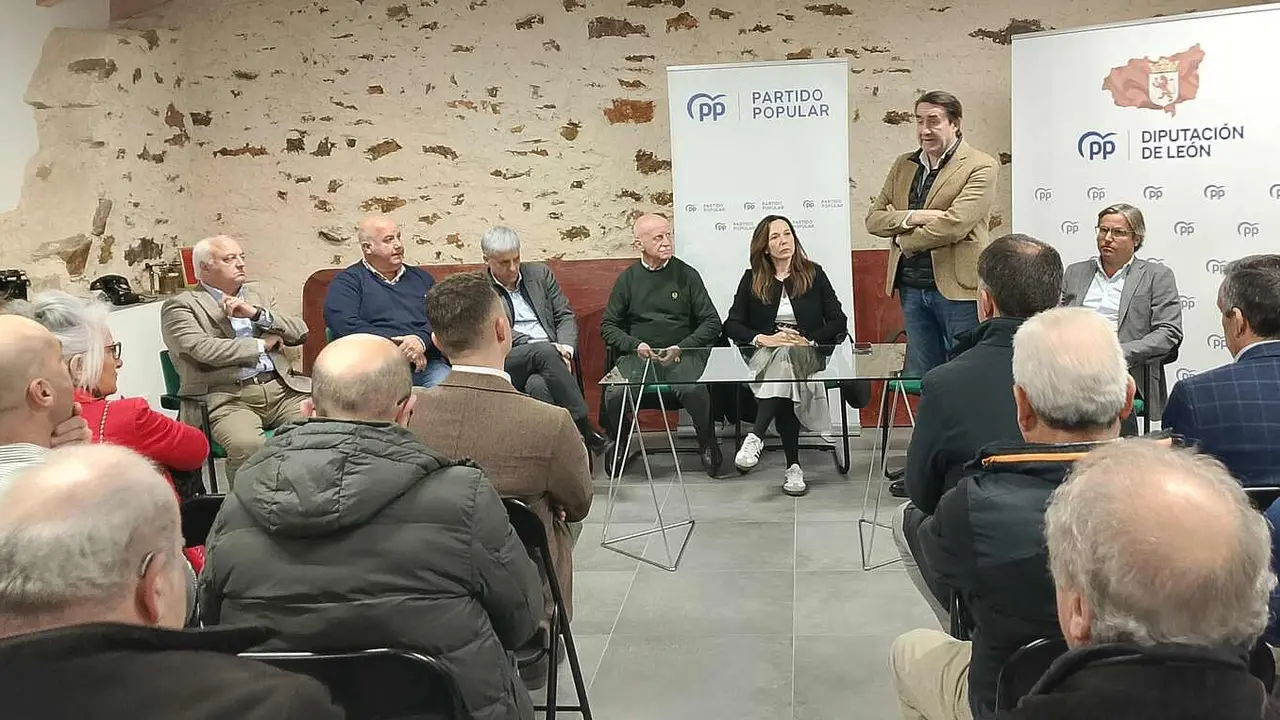 Su&aacute;rez-Qui&ntilde;ones, presidente de la gestora del PP, durante el encuentro con los alcaldes.