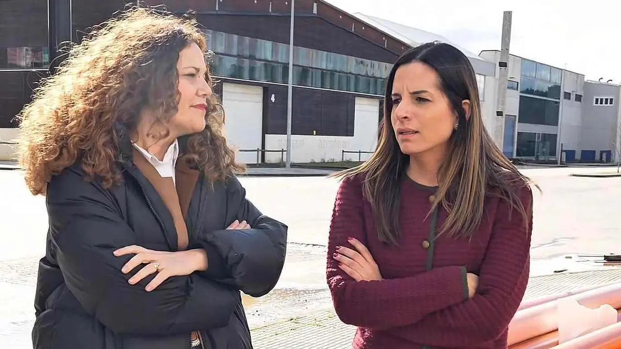 Nuria Rubio, junto a la alcaldesa de Bembibre, visitando la zona del pol&iacute;gono industrial.