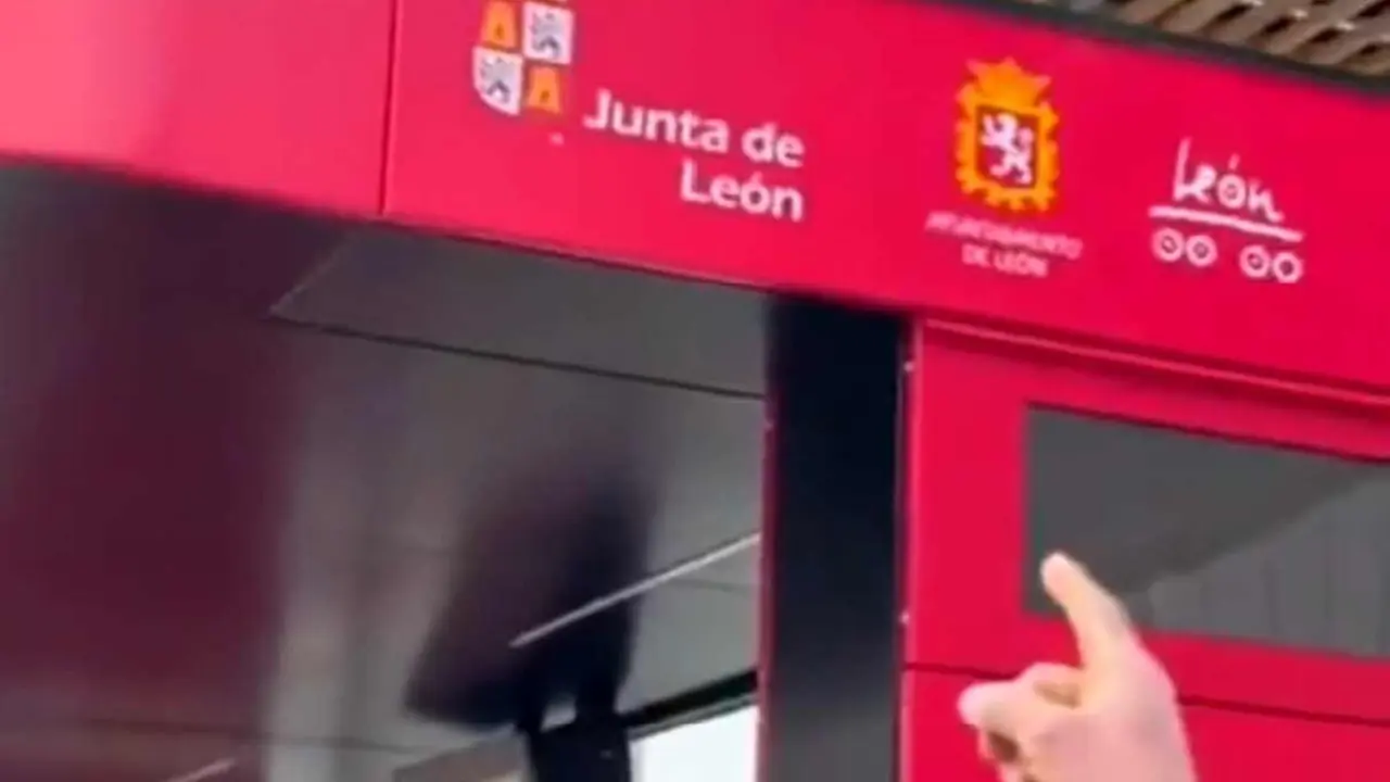 L&oacute;pez Sendino se&ntilde;ala y aplaude la eliminaci&oacute;n de "Castilla" de los logotipos institucionales de la Junta en las marquesinas de los autobuses.