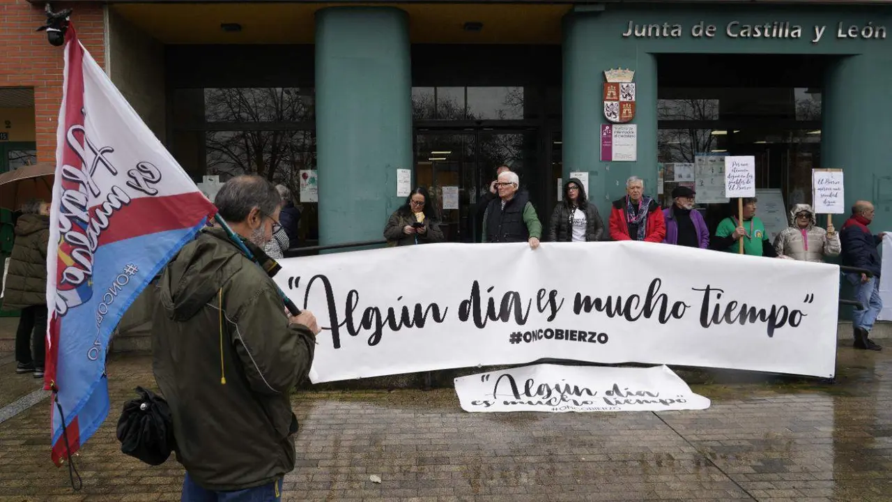 Concentraci&oacute;n de la plataforma OncoBierzo frente a la sede de la Junta de Castilla y Le&oacute;n en Ponferrada para reclamar mejoras en la sanidad de la comarca. Foto: C&eacute;sar S&aacute;nchez.