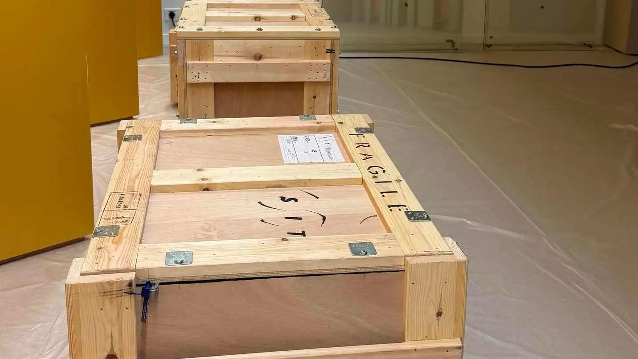 Imagen de las primeras cajas precintadas que han llegado al Museo de Le&oacute;n para la exposici&oacute;n sobre la reina Urraca I.