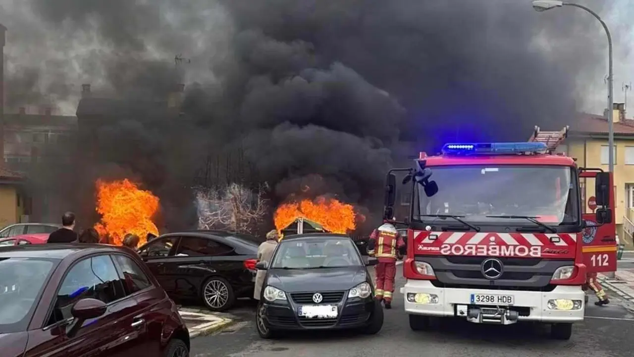 Instante de la intervenci&oacute;n de Bomberos en el lugar del incendio.