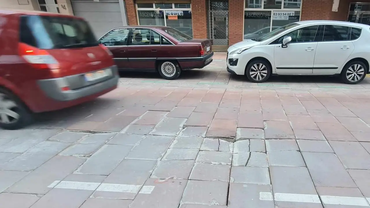 El tramo urbano renovado hace dos a&ntilde;os y medio se ha convertido en un foco constante de ruido y molestias vecinales por el deterioro del pavimento, obligando al Ayuntamiento de Le&oacute;n a plantear una nueva intervenci&oacute;n de gran calado