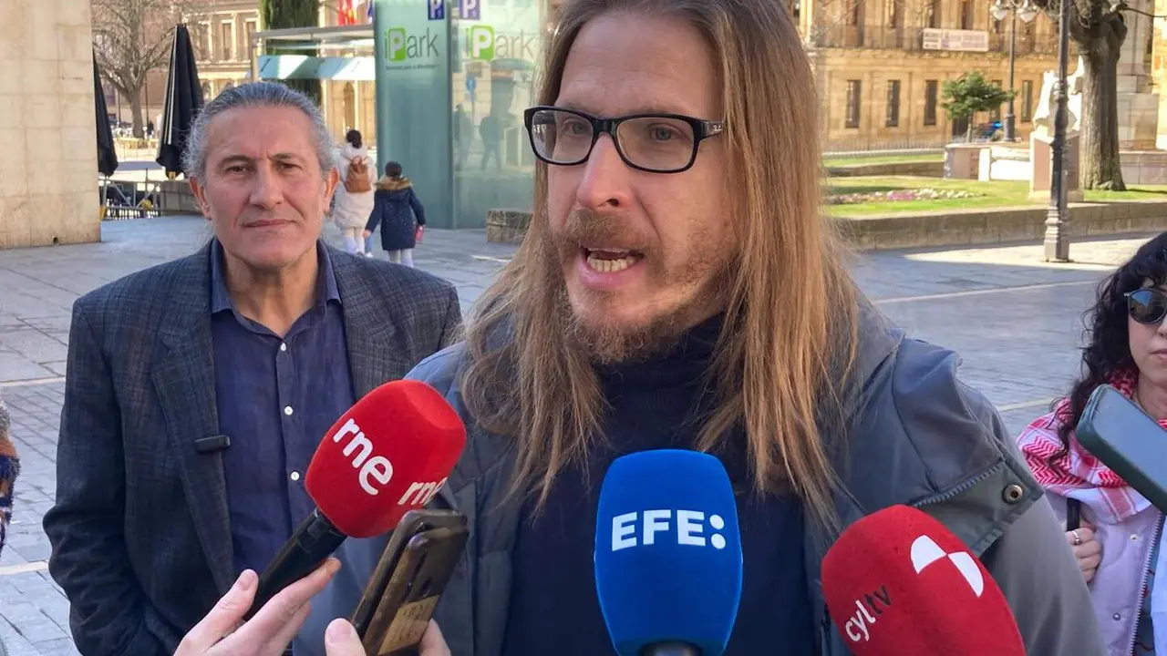 Pablo Fern&aacute;ndez, secretario de Organizaci&oacute;n y portavoz de Podemos, y Sixto Mart&iacute;nez, candidato de Podemos-Alianza Verde por Le&oacute;n, ofrecen declaraciones a los medios en Le&oacute;n. Fotos: Peio Garc&iacute;a.