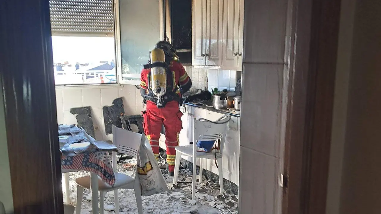 Un bombero del Speis de Ponferrada inspecciona la cocina donde se inicio en incendio este domingo. Foto: Bomberos Ponferrada.