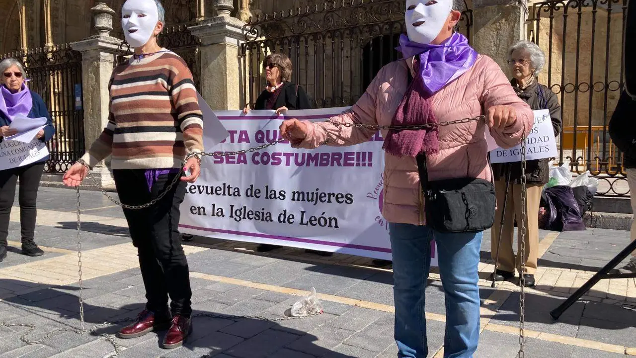 Las 35 Revueltas de Mujeres en la Iglesia del Estado espa&ntilde;ol reclaman igualdad con una dramatizaci&oacute;n simb&oacute;lica. Fotos: Peio Garc&iacute;a.