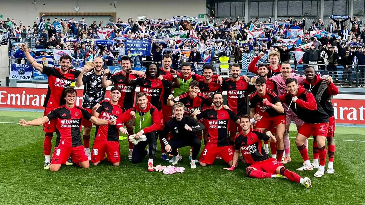 Frimpong impulsa a la Deportiva hacia el playoff en el Di St&eacute;fano. Un gol del centrocampista ghan&eacute;s en el minuto 90 da una victoria de oro a la Ponferradina ante el Real Madrid Castilla (0-1) y acerca a Andr&eacute;s Prieto al r&eacute;cord hist&oacute;rico de imbatibilidad.