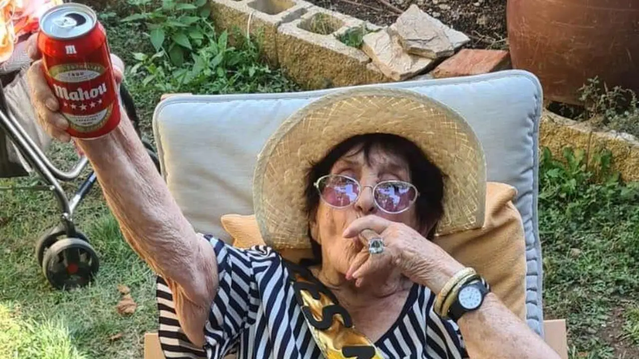 Vital, fuerte y luchadora, Carmen Rodr&iacute;guez Otero alcanza los 102 a&ntilde;os como ejemplo de sacrificio diario, memoria viva del siglo XX y referencia familiar, celebrando su aniversario rodeada de hijos, nietos y biznietos.