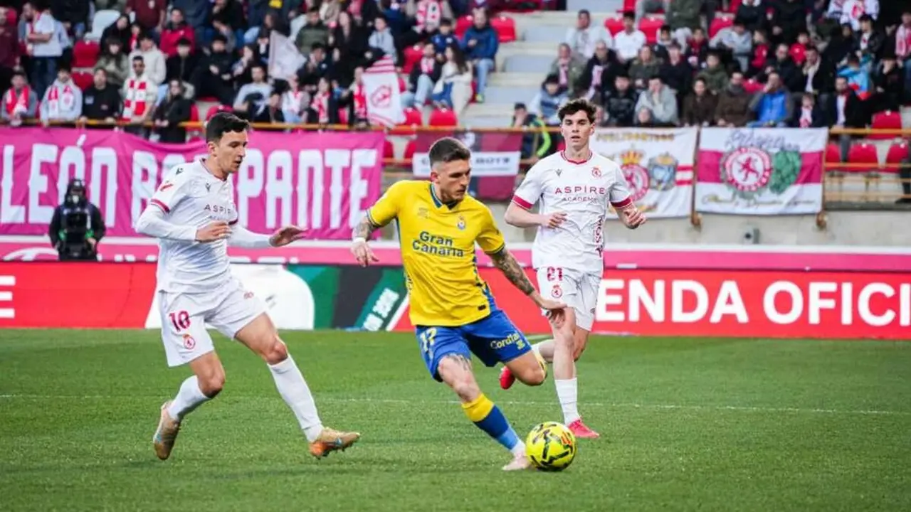 Chac&oacute;n, junto con Hinojo, presiona a un jugador de Las Palmas.