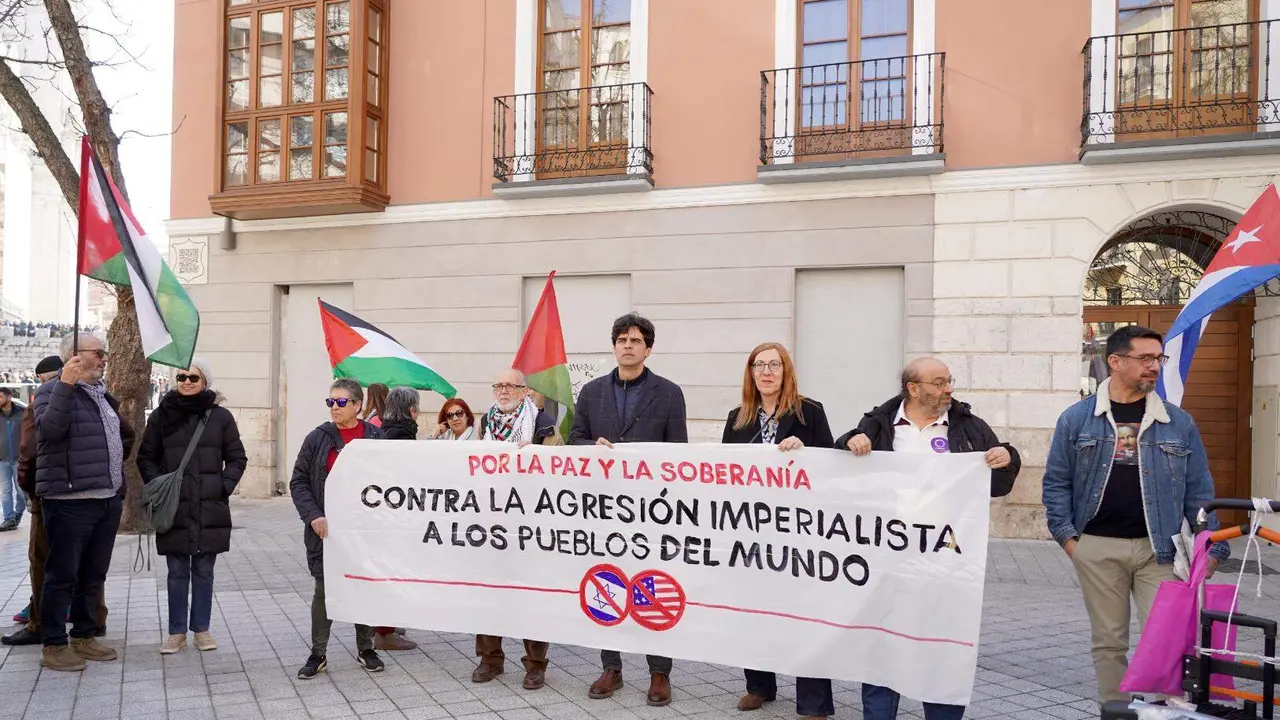 La plataforma ciudadana Valladolid Contra la Guerra convoca una concentraci&oacute;n de Valladolid en defensa de la paz, la soberan&iacute;a de los pueblos y en rechazo a la escalada b&eacute;lica tras el ataque militar de Estados Unidos e Israel contra Ir&aacute;n que ha desencadenado una grave crisis militar en Oriente Medio.. Participa el coordinador de Izquierda Unida y candidato a la Presidencia de la Junta de Castilla y Le&oacute;n por la coalici&oacute;n en Com&uacute;n